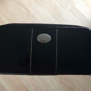 Spacious wallet with many zippers